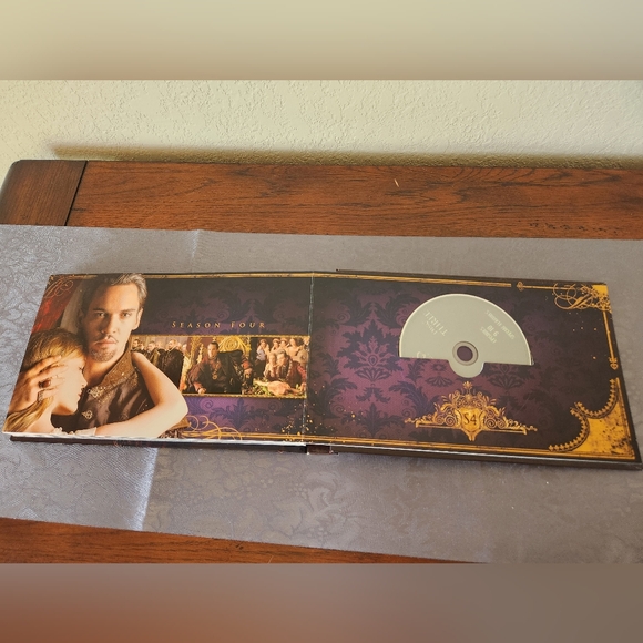 The Tudors: The Complete Series - Picture 10 of 11